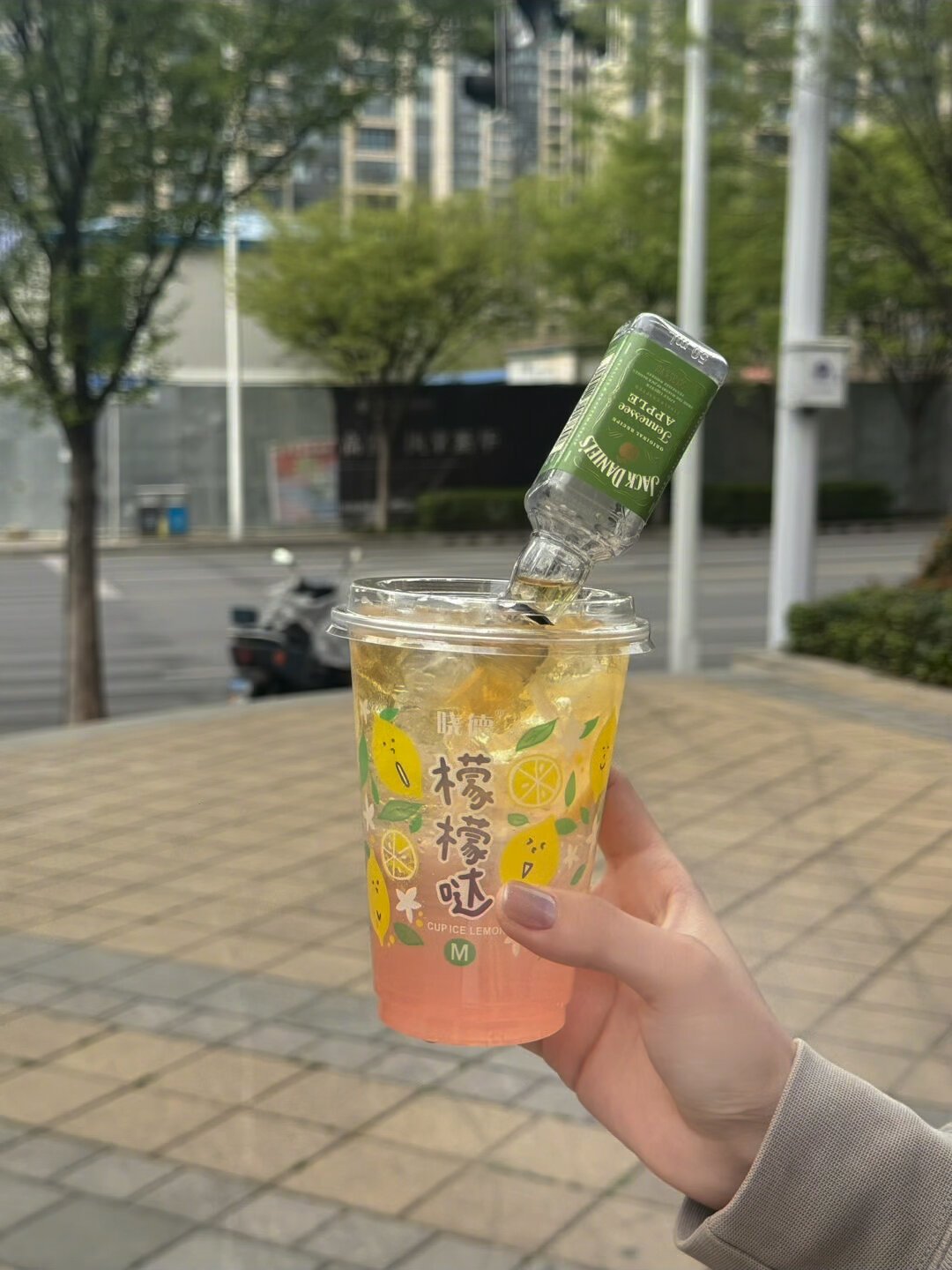 杰克丹尼不只是黑标:蜂蜜、苹果、肉桂其实是35度的利口酒,5瓶怎么选怎么喝一篇讲清