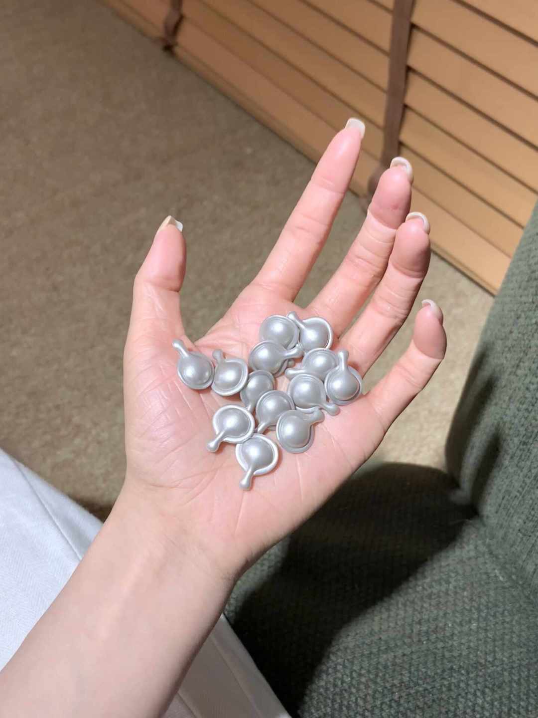 暑期晒黑的脸还来得及救吗?雅顿三代银胶好价约3元一粒,但先看清谁真能