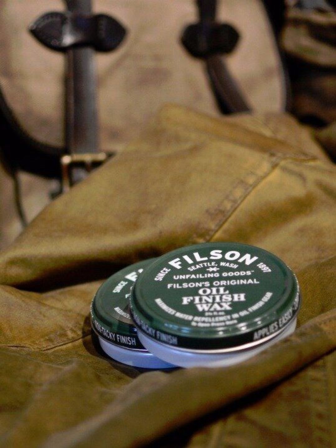 换季翻出的 Filson 掉蜡泛白了?先分清材质,再决定上不上蜡、洗不洗、送不送修