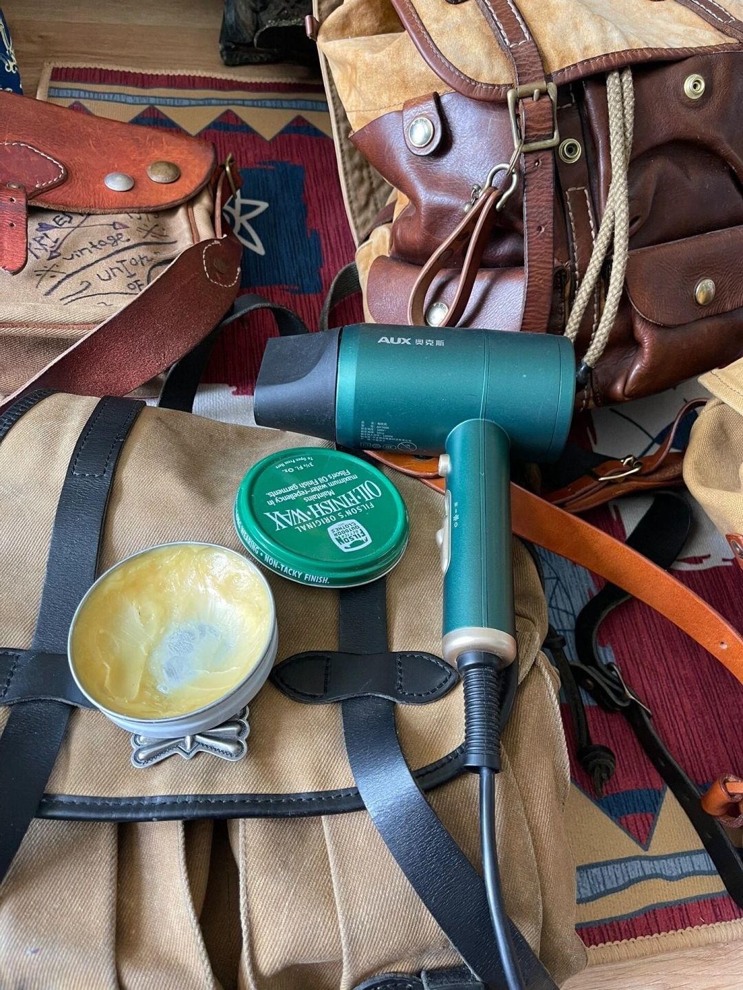 换季翻出的 Filson 掉蜡泛白了?先分清材质,再决定上不上蜡、洗不洗、送不送修