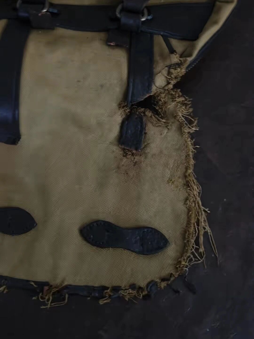 换季翻出的 Filson 掉蜡泛白了?先分清材质,再决定上不上蜡、洗不洗、送不送修
