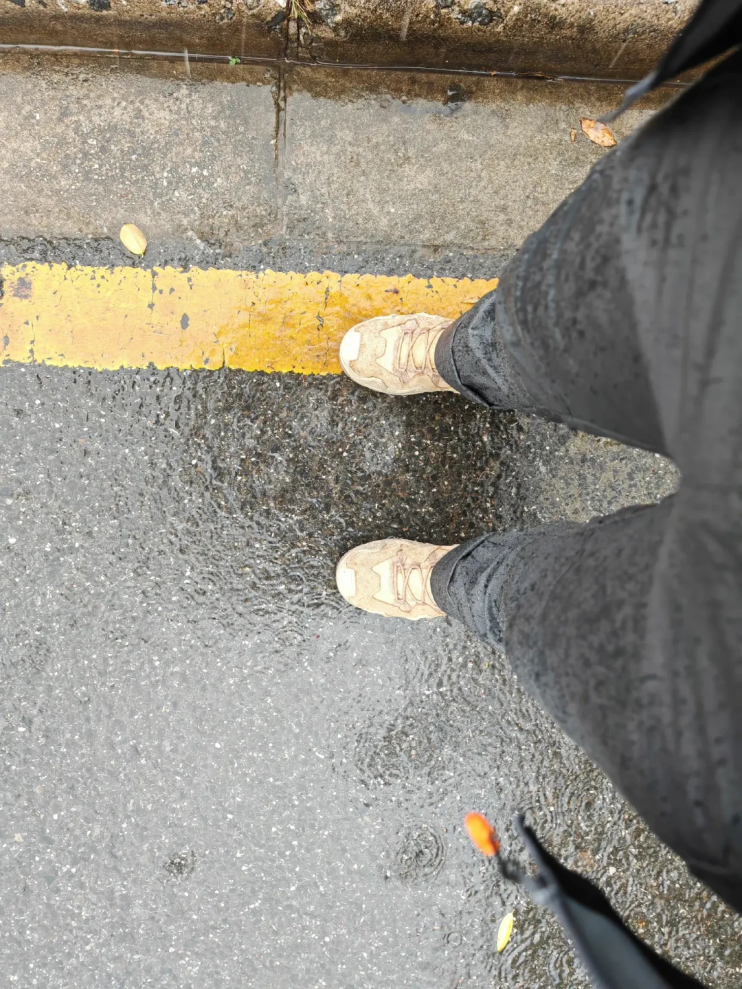 买了GORE-TEX,淋雨10分钟就湿透?翻完全网LOWA“漏水”帖,我发现多半不是鞋的问题