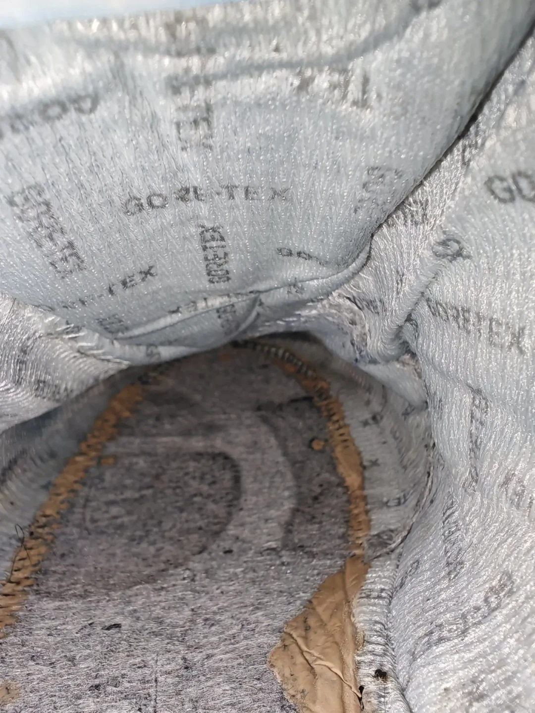 买了GORE-TEX,淋雨10分钟就湿透?翻完全网LOWA“漏水”帖,我发现多半不是鞋的问题