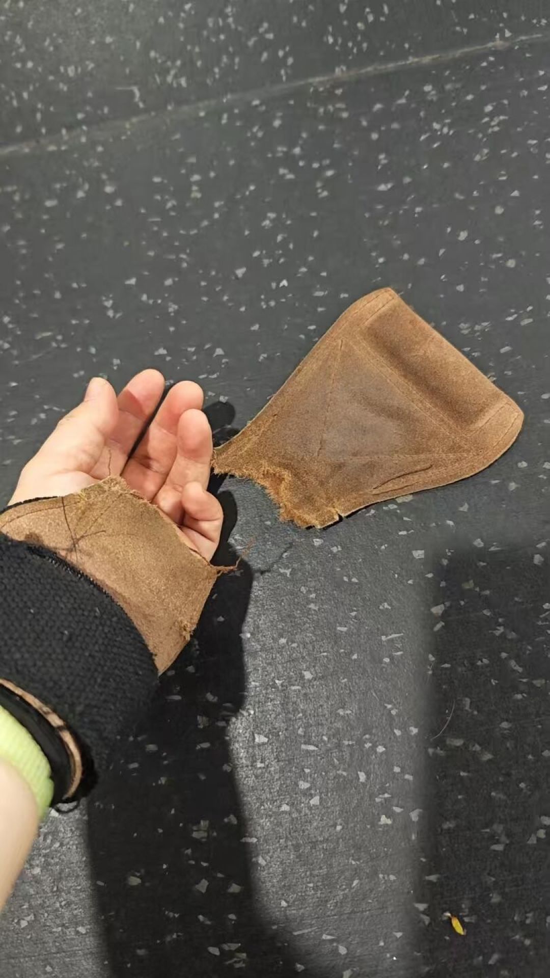 深蹲到多重才需要戴腰带?大重量训练护具的入手顺序、价位段和要避的坑