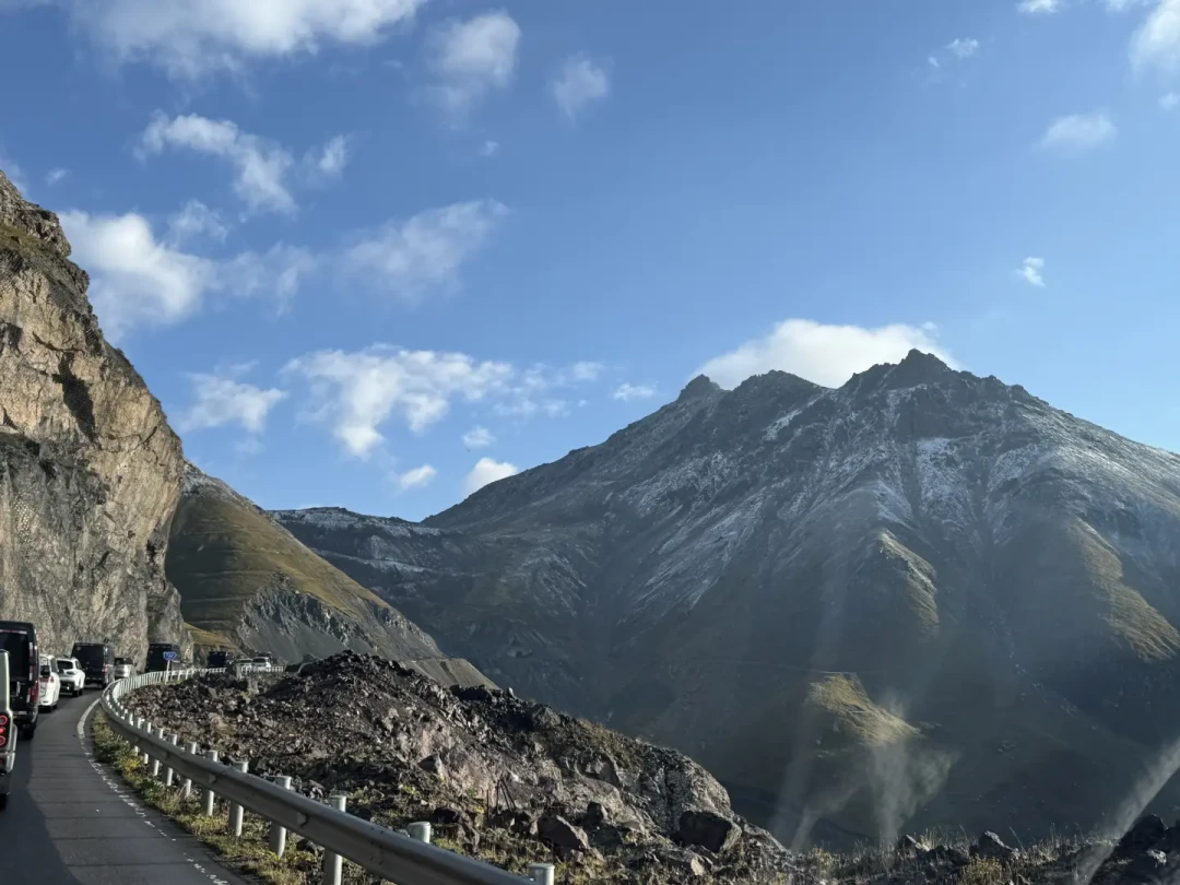 昨天独库公路乔尔玛突降雪和冰雹：暑期最后一周带娃进山前，先算一笔“缓冲账”