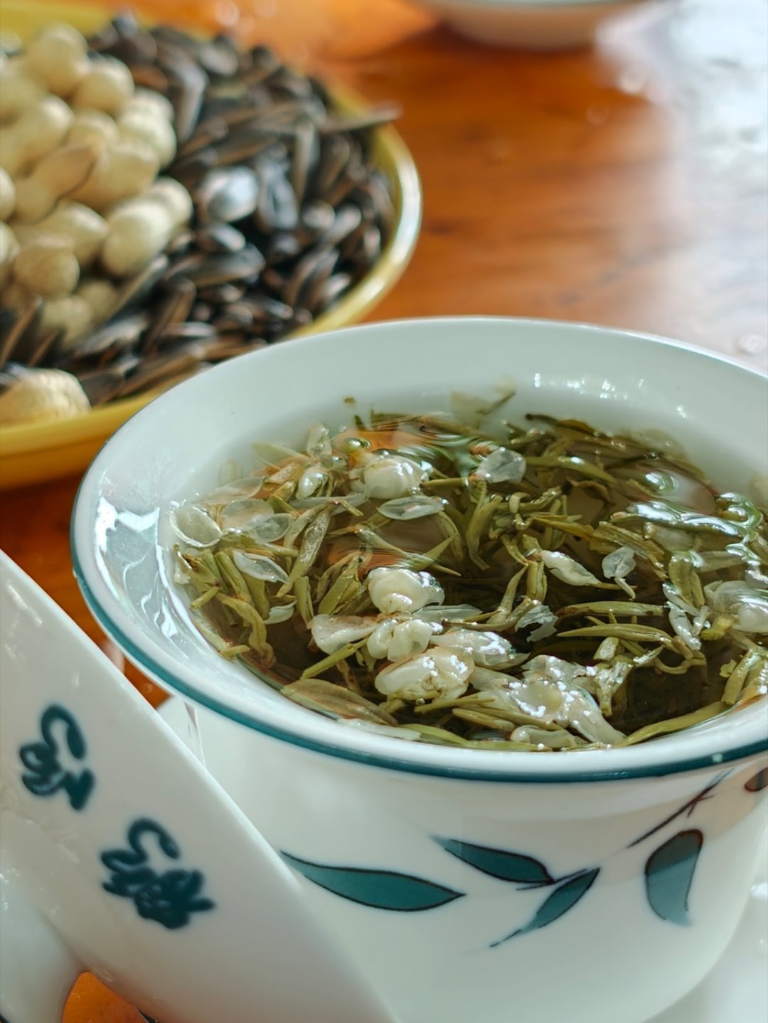 中秋还有一个月,送碧潭飘雪当茶礼?五个等级一次说清:送谁、花多少、怎么避坑