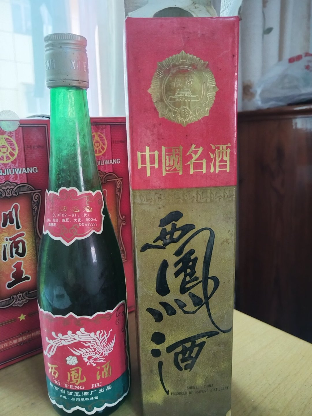 家里翻出一瓶老西凤，挂价从400到800元乱飞，你这瓶到底值多少