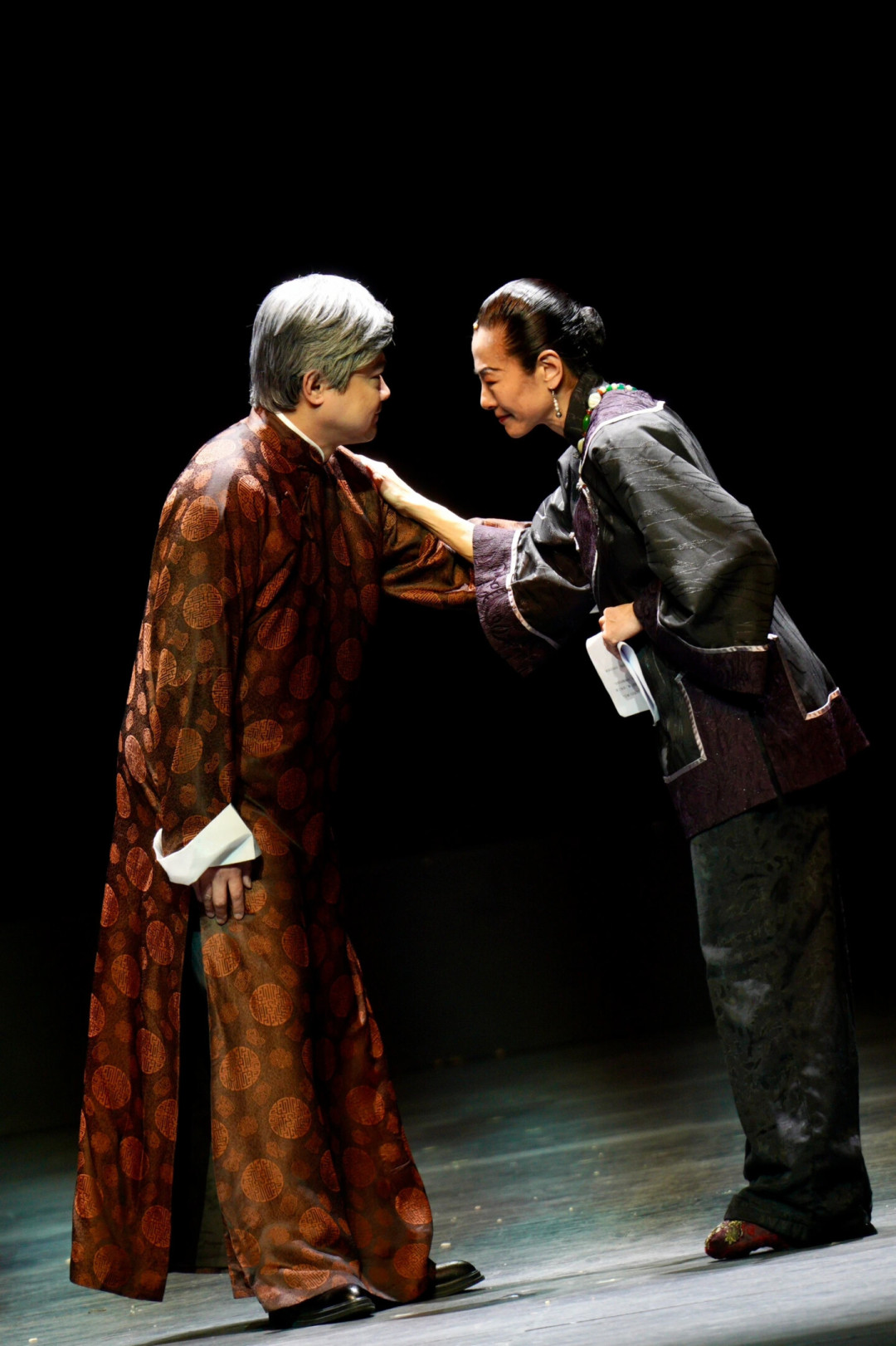 粤语话剧《金锁记》8.28起巡演10城:有人吹焦媛演技封神,有人吐槽字幕跟不上——下单前我把17年的观演记录都翻了一遍