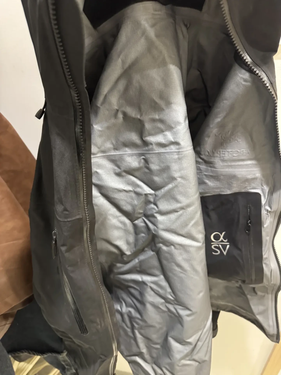 始祖鸟出柜就不泼水了?坏的通常不是几千块的膜,而是几十块的涂层