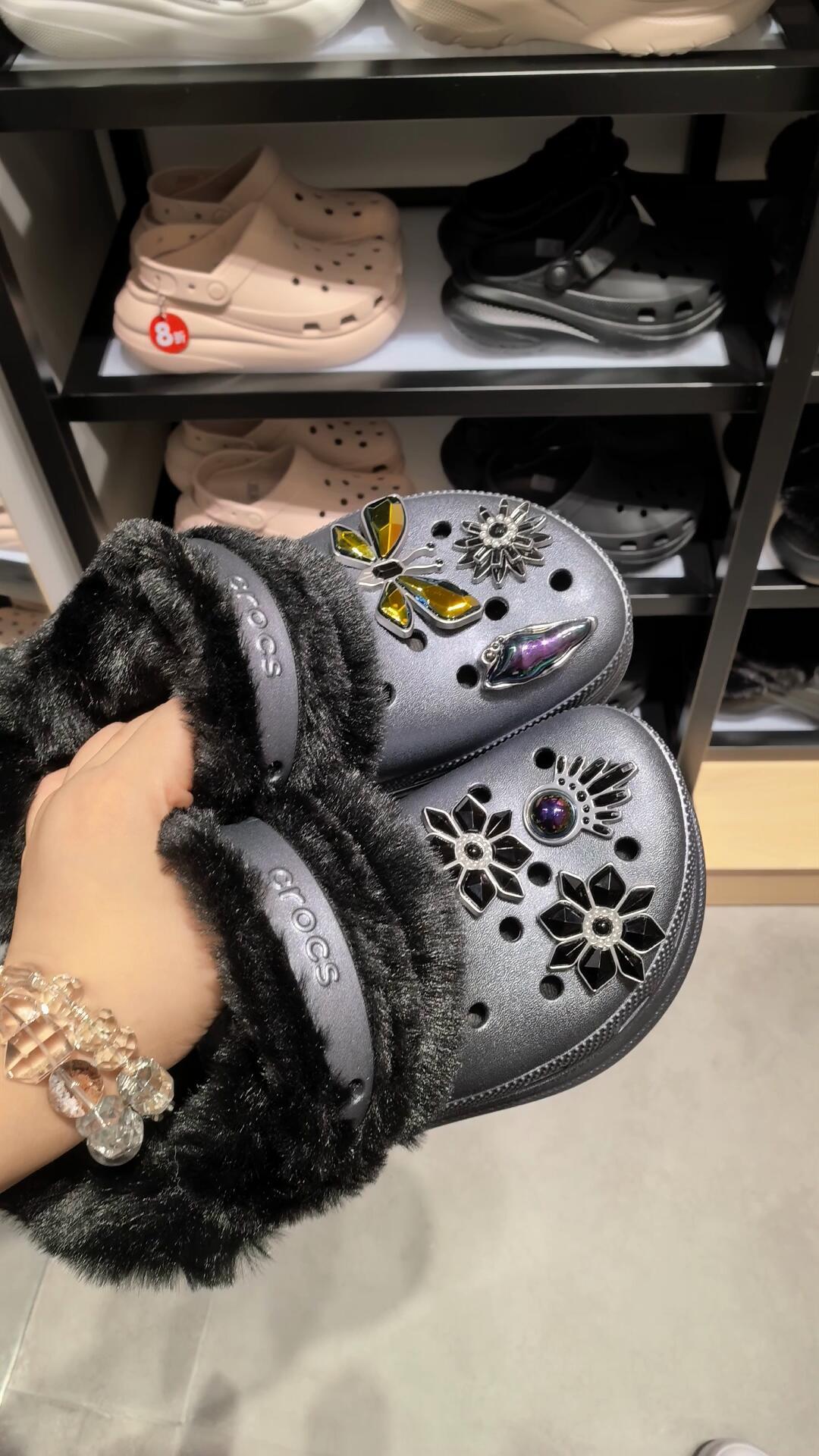 Crocs秋冬暖棉第一波已到店,山姆暖绒卖319.9元:看完去年冬天571条评论的避雷帖,这笔钱有三种花法