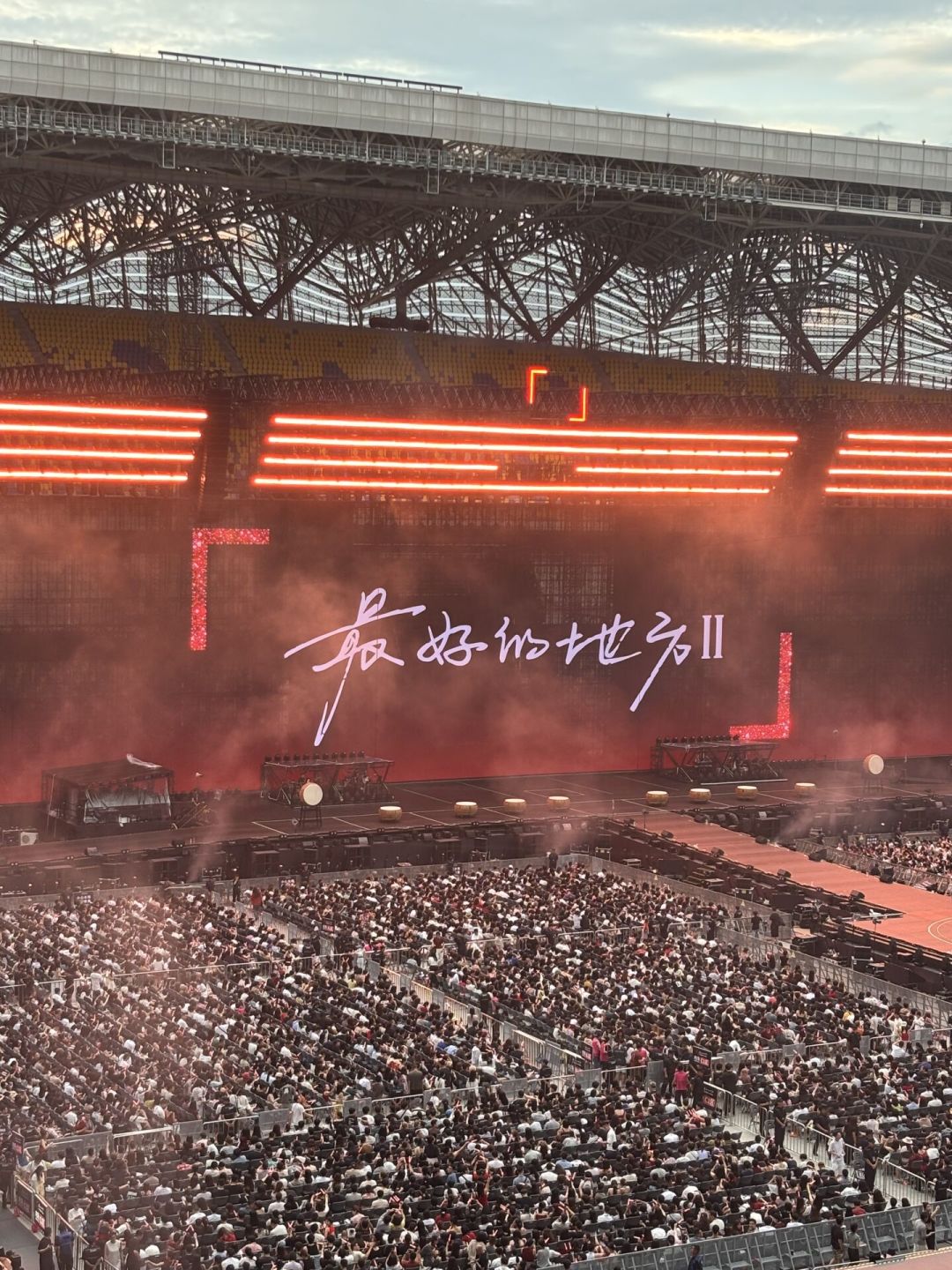 王力宏摔伤缝39针仍唱完全场:一个半月后,我们全网核查了这轮巡演的真实口碑