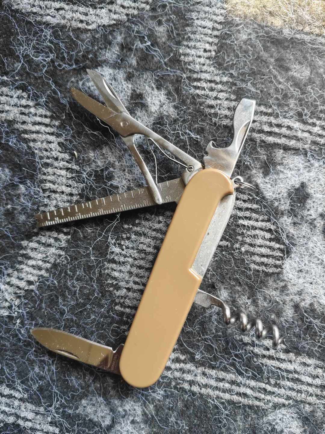 三刃木们追着瑞士军刀打,维氏的溢价到底花在哪?翻完全网刀友的真实体验,有答案了