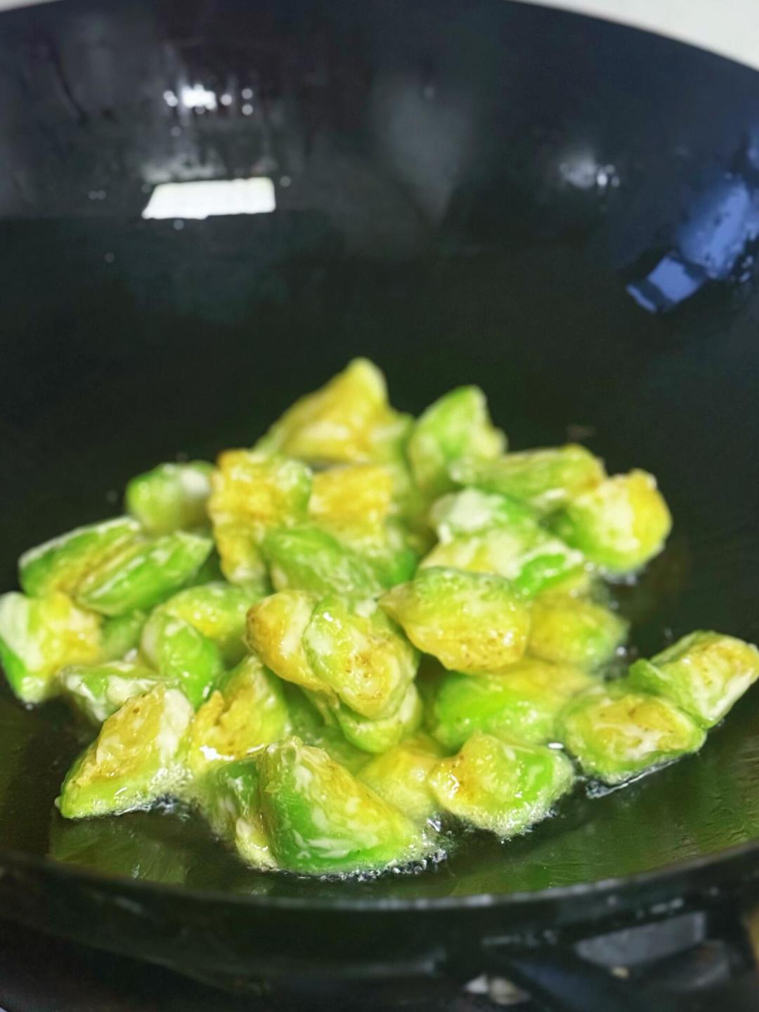 一根茄子,两套话术:一半人骂它喝油,一半人捧它刮油,账到底怎么算