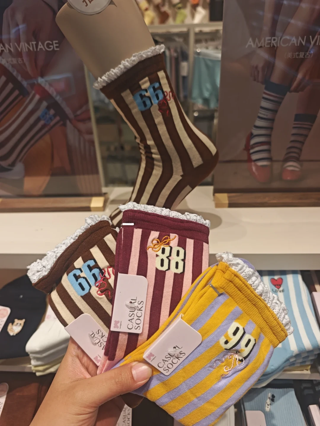 商场里密集开店的阪织屋,已经悄悄不止卖袜子了