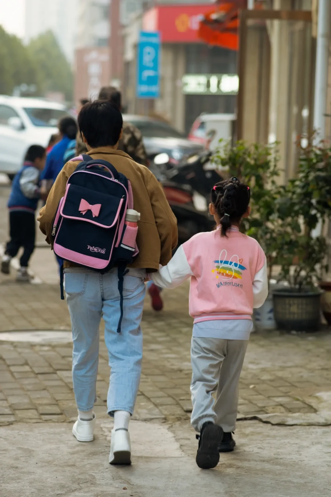 入园倒计时:孩子在门口哭的根本不是幼儿园,儿童心理学讲透分离焦虑
