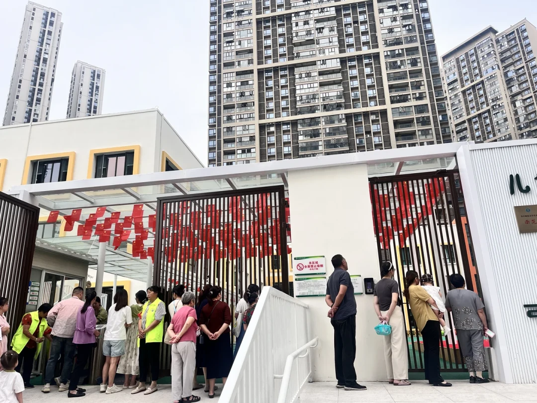 入园倒计时:孩子在门口哭的根本不是幼儿园,儿童心理学讲透分离焦虑
