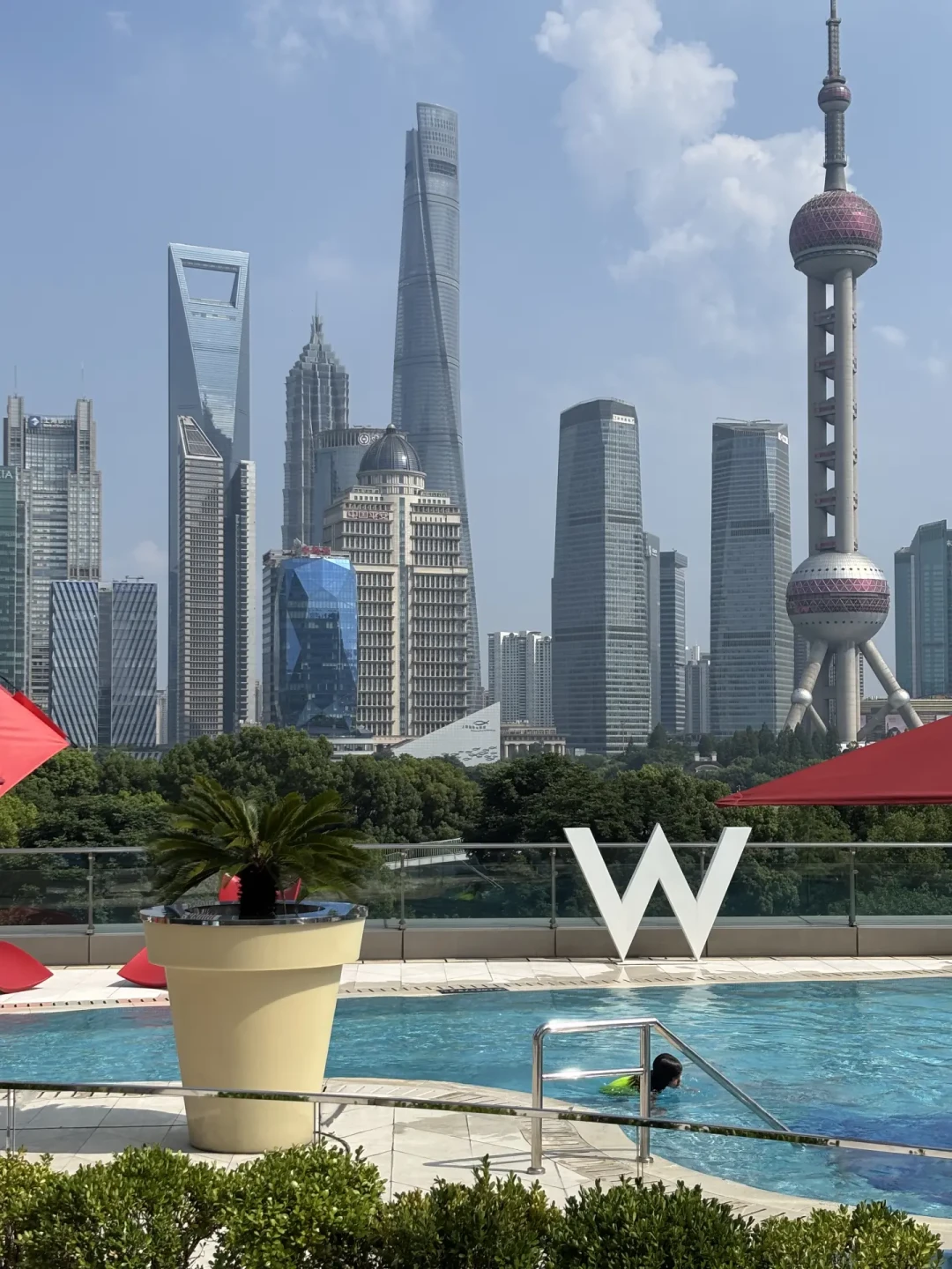 上海外滩W启动翻新,客房每两层逐段改造:赶在