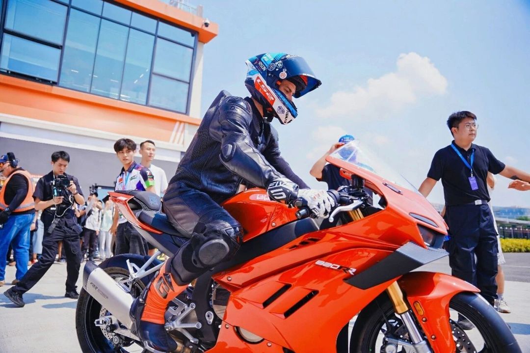 三台820同时现身马尼库尔,沙俊同的WSBK首秀只差一个官宣