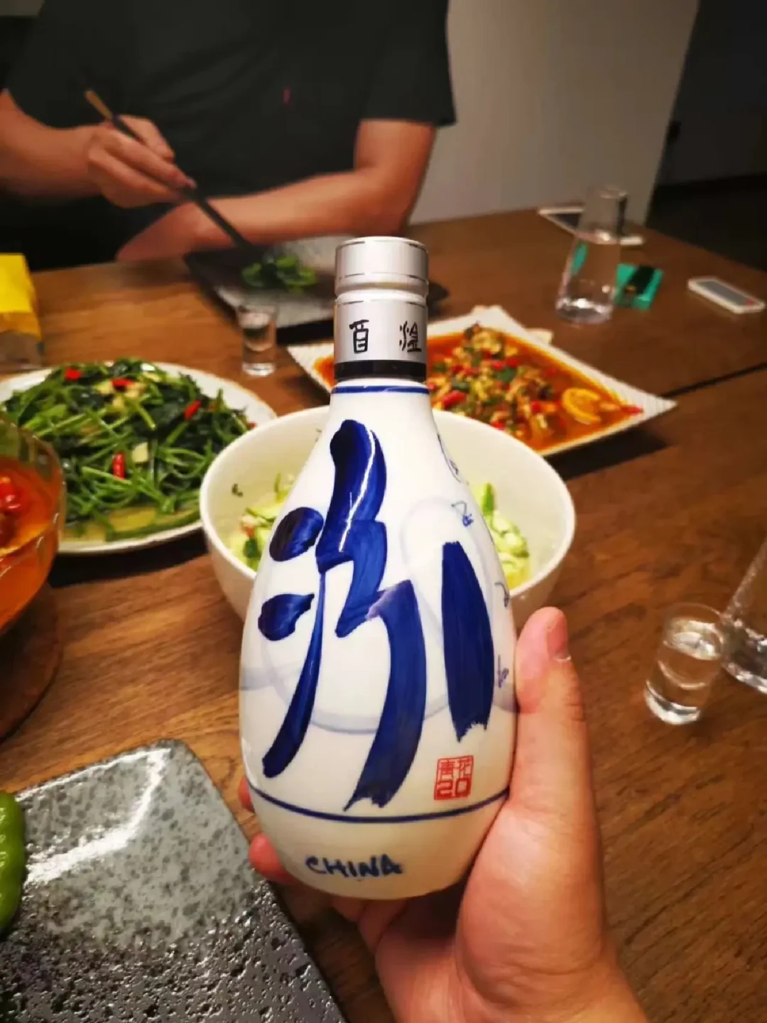 青花20跌破370元,超市货架堆满2022年的存货:清仓的陈年白酒能捡,但先看这三笔账