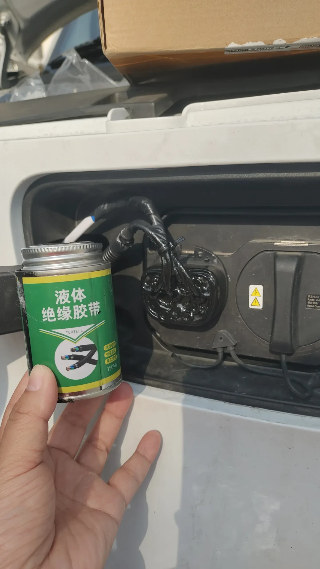 比亚迪为什么取消车内220V插座?电车车主把外放电接回车内,三条路线与质保真相
