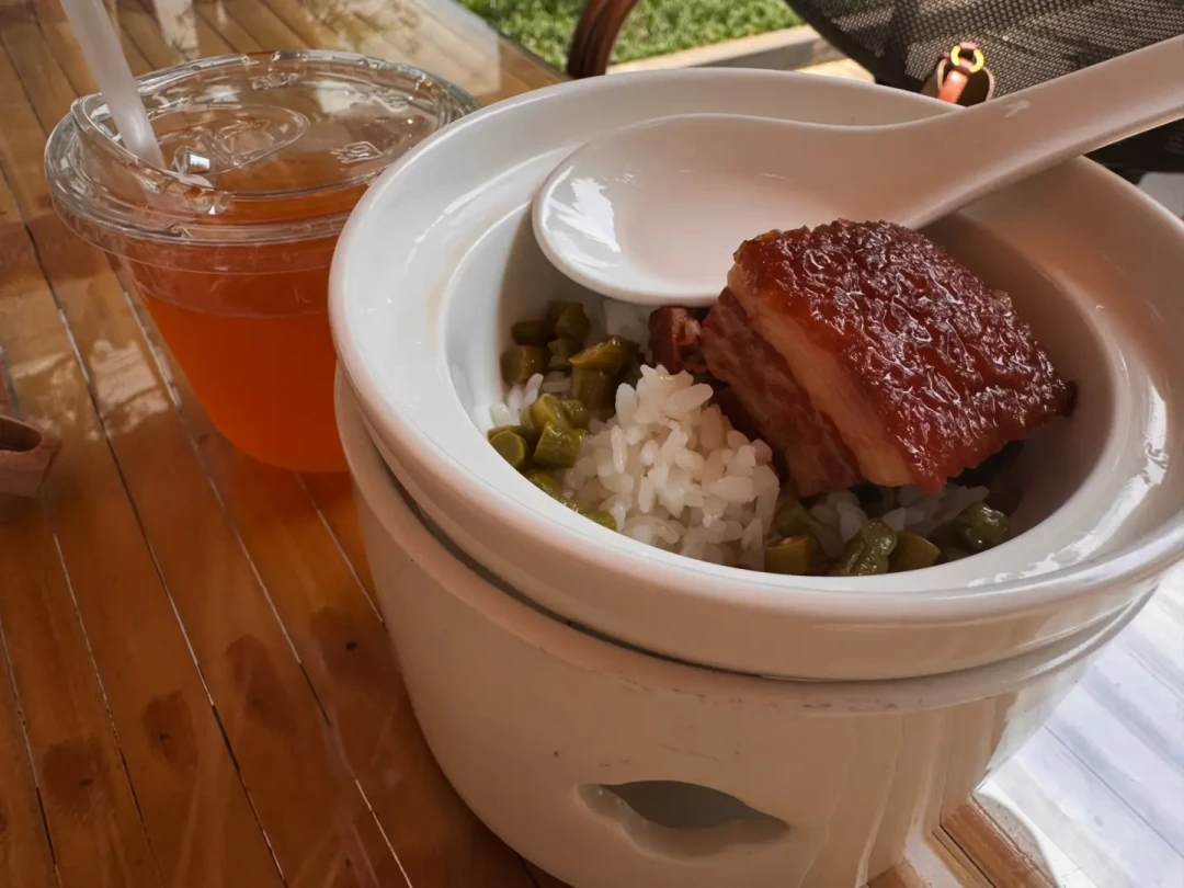 有人骂它“预制菜大王”,有人夸它鱼香肉丝“全世界最好吃”:眉州东坡到底怎么了