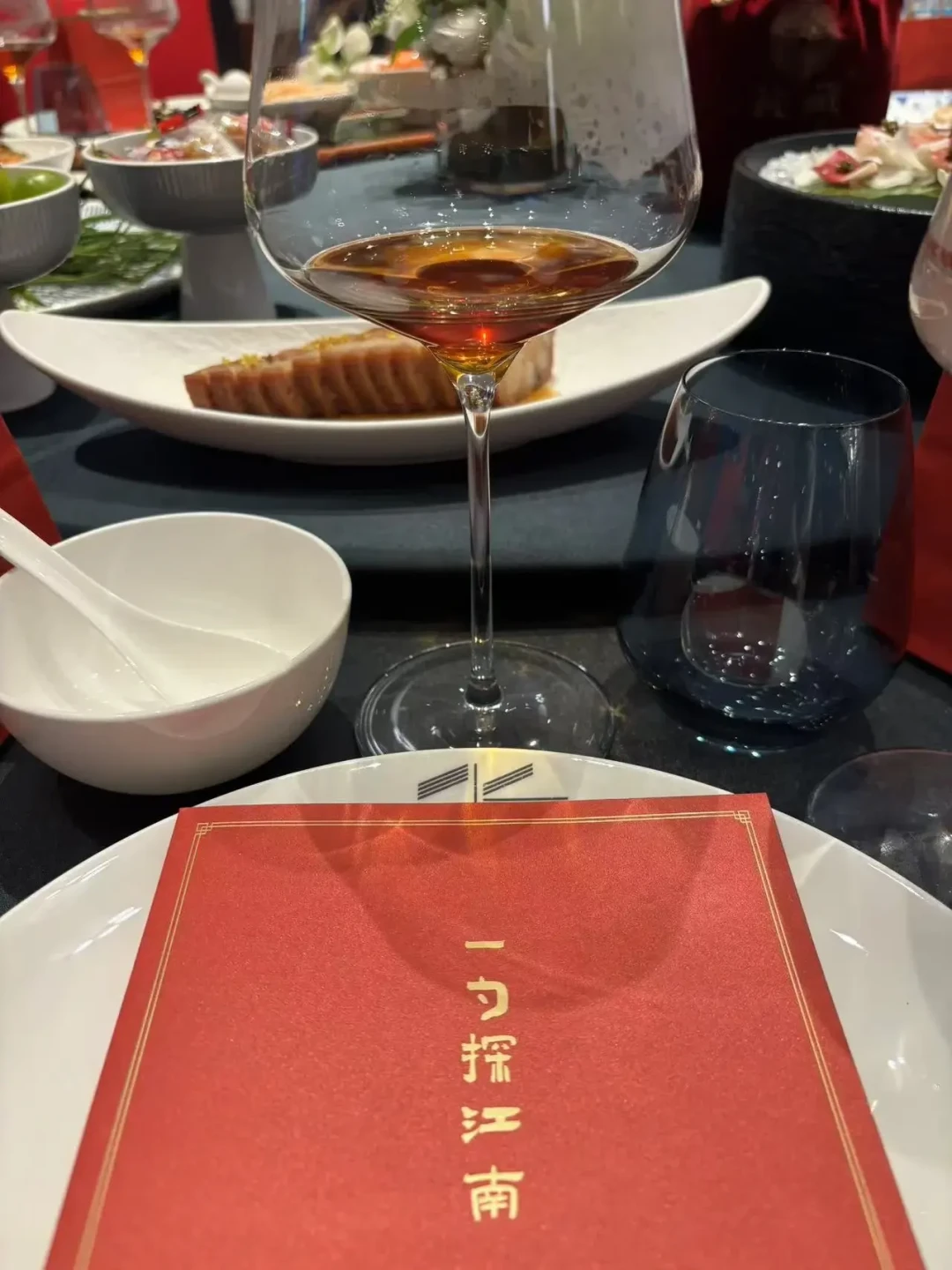 有的卖十几元一瓶，有的要两百多：国庆婚宴、中秋送礼前，把女儿红怎么买理一遍