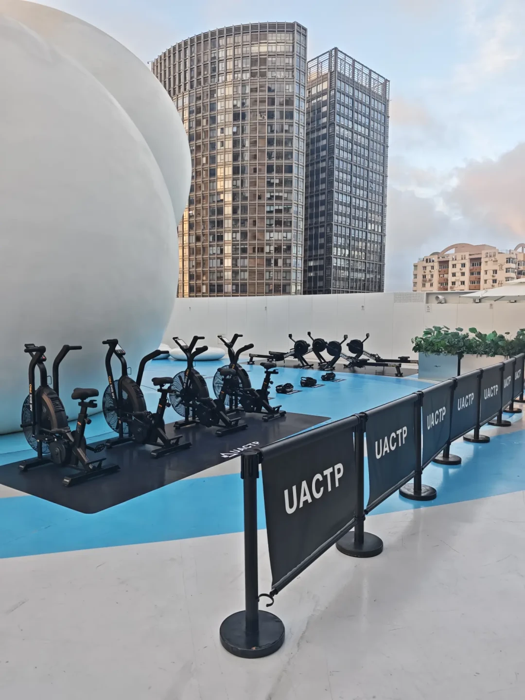 卖鞋的品牌办免费HYROX训练:UNDEFEATED UACTP首登青岛,怎么参与、值不值得去?
