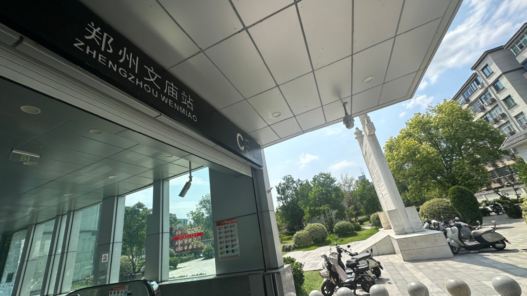 郑州李诫纪念碑上的“妇人启门”吵翻评论区:闹市用墓葬意象,不只是“晦气”这么简单