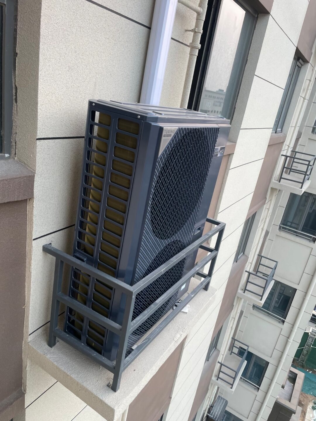 COLMO中央空调，这个夏天的口碑有点分裂：一边是图灵Pro新品在推，一边是老款业主卡在“异响”报修上