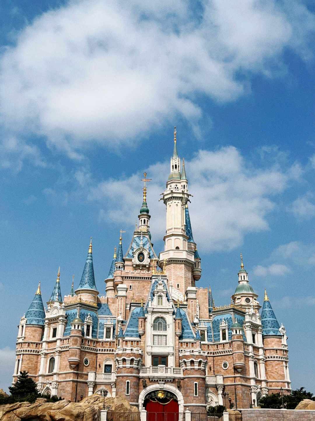 想带娃见艾莎，上海迪士尼和港迪怎么选？体验与花费先算清楚