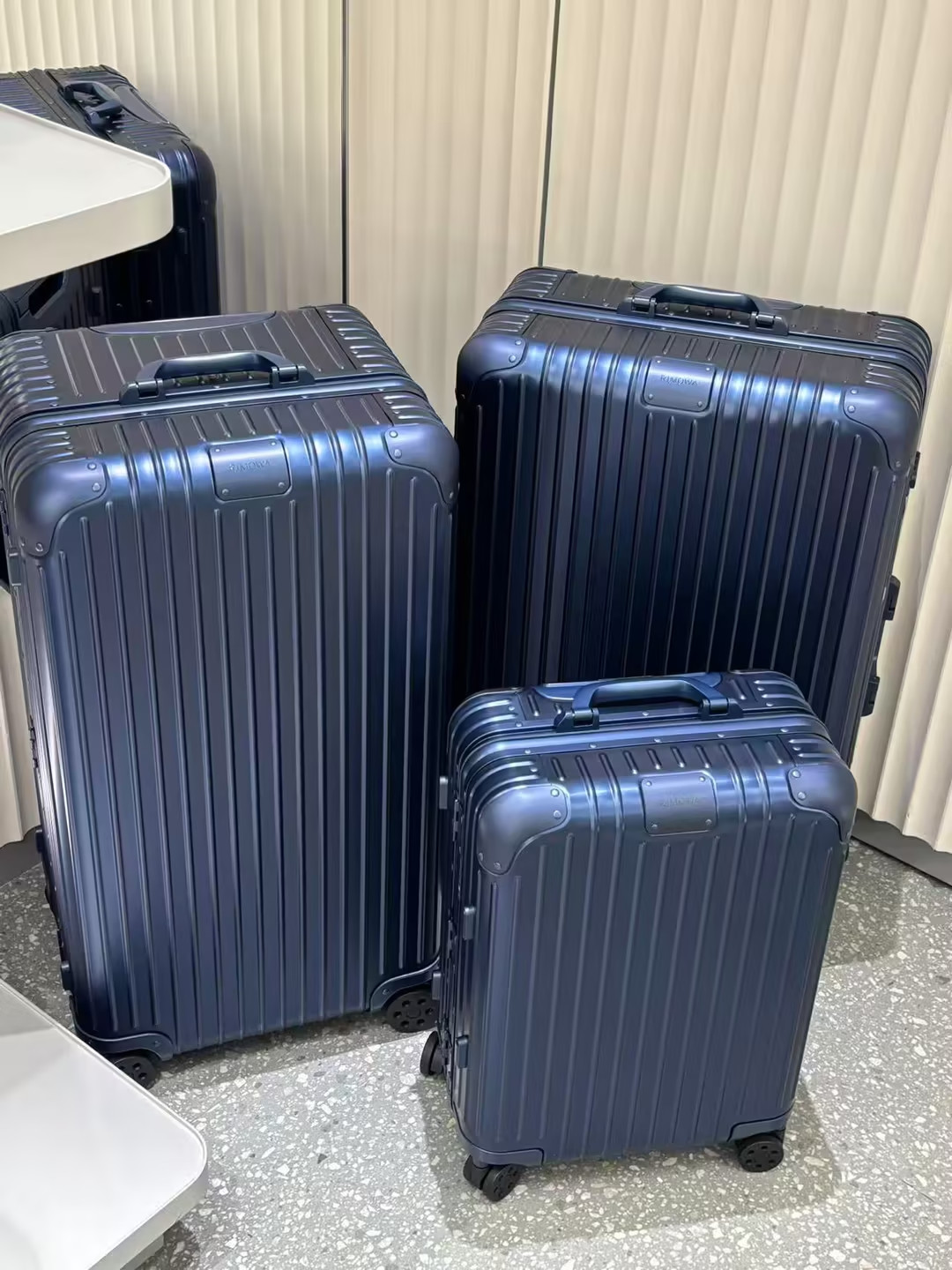 日默瓦一个月上了4个新色,三种颜色三种买法:永久色等你,限定色不等你