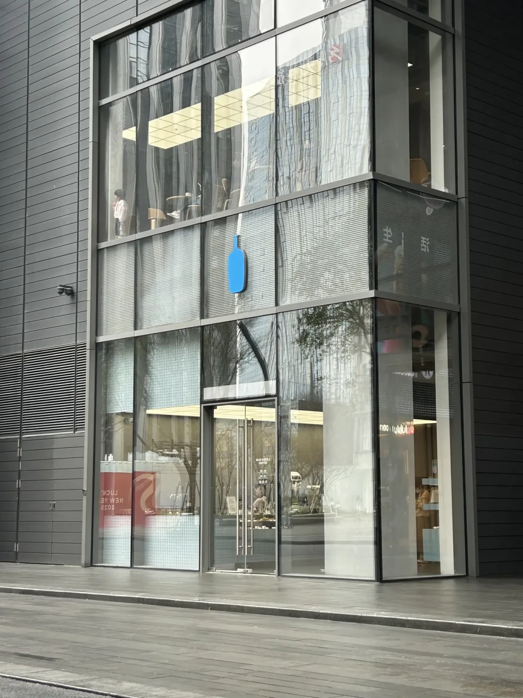 蓝瓶广州首店还没官宣,证据却基本齐了:白鹅潭万象城9月底开业,这杯先别急着排队