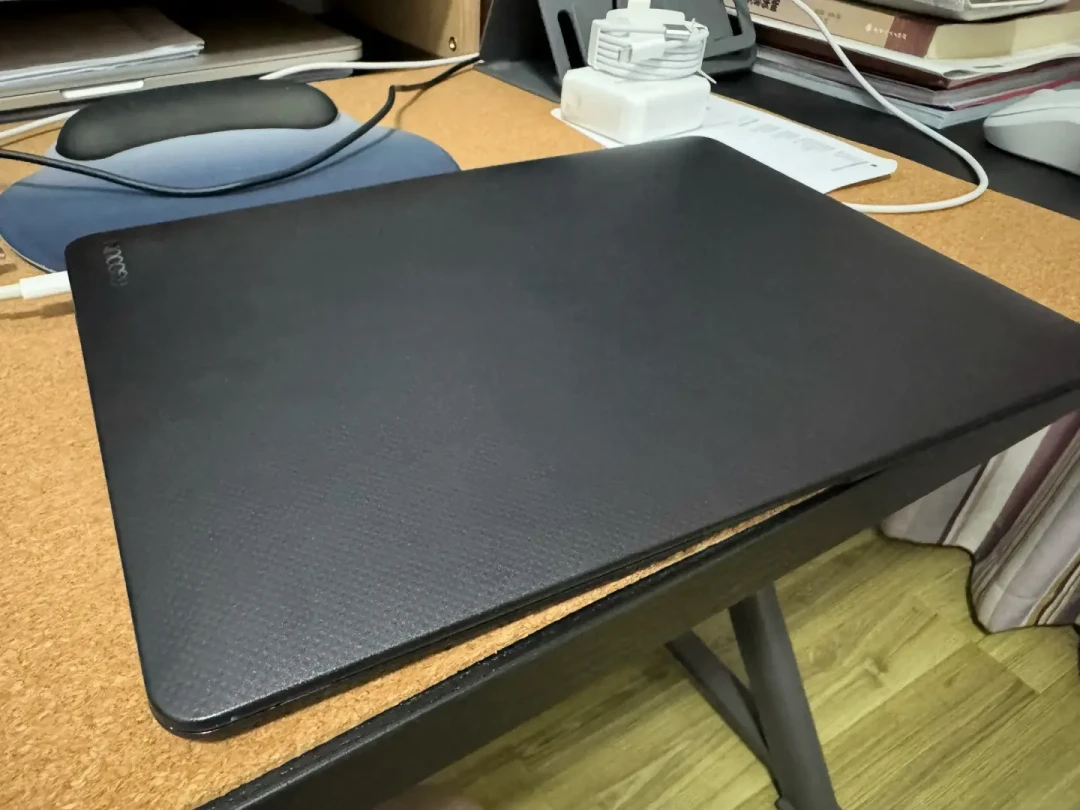 用了5年，背带把衣服磨起球：Incase通勤背包还值得买吗？
