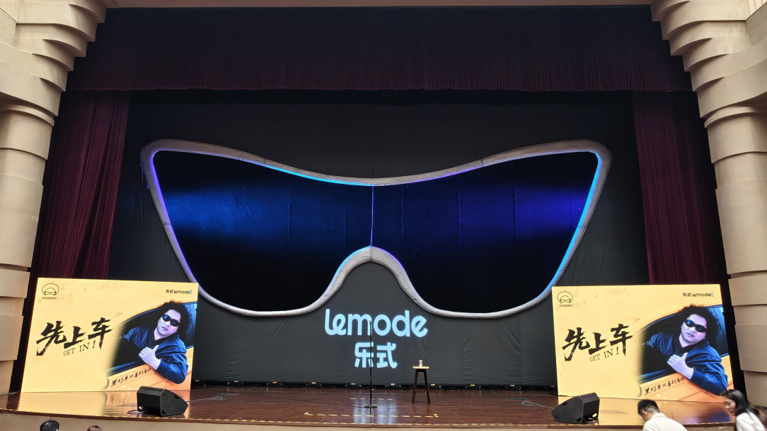黑灯调侃弹壳舞台像“公司年会”,弹壳回应“观察挺好”,梁源为何下场批他“傲慢”