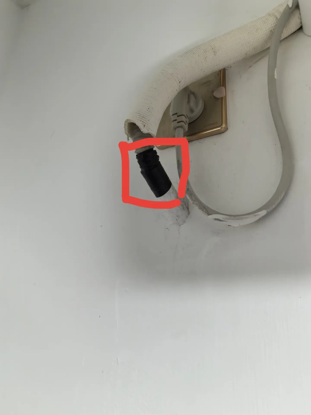 日立中央空调一开26℃就一股酸臭味?别急着花钱清洗,先分清这4种原因