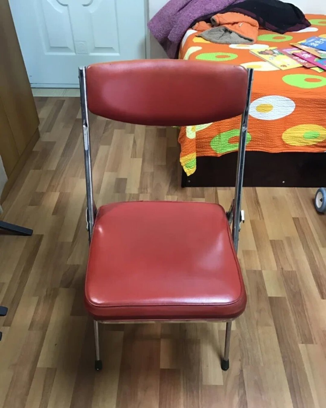 家家都有过的红折椅还在卖:天坛家具的老物件,渠道差价快一倍,正品到底怎么买