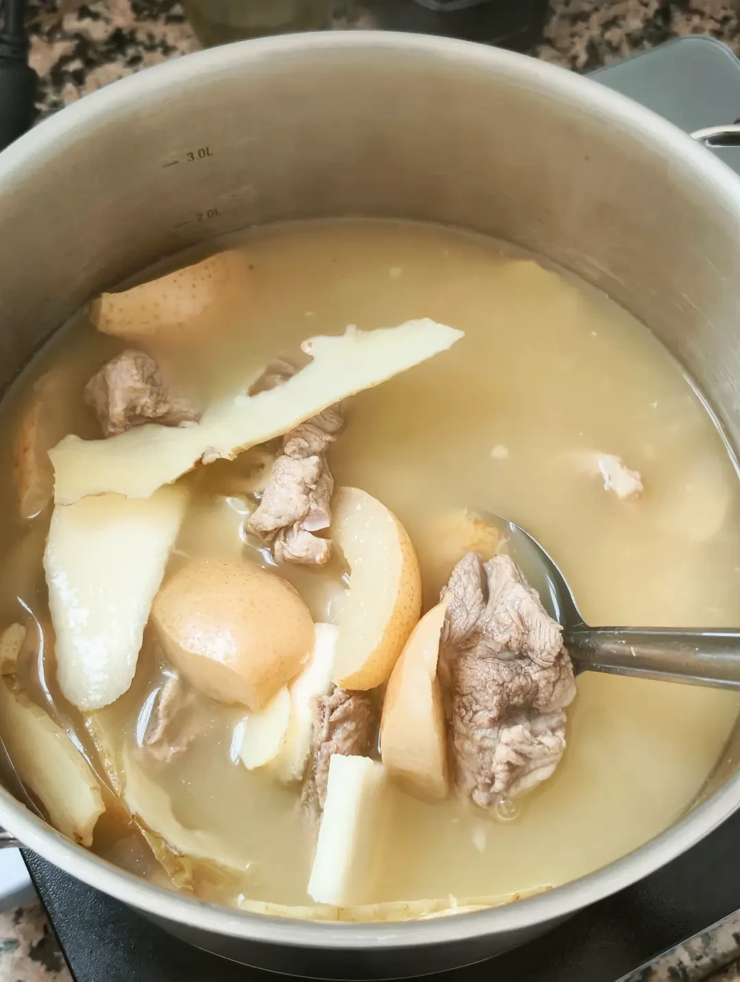 处暑到了,全网为一碗汤分成两派:一半还在祛湿,一半已经润燥——这三周的换季时间表,替你排好了
