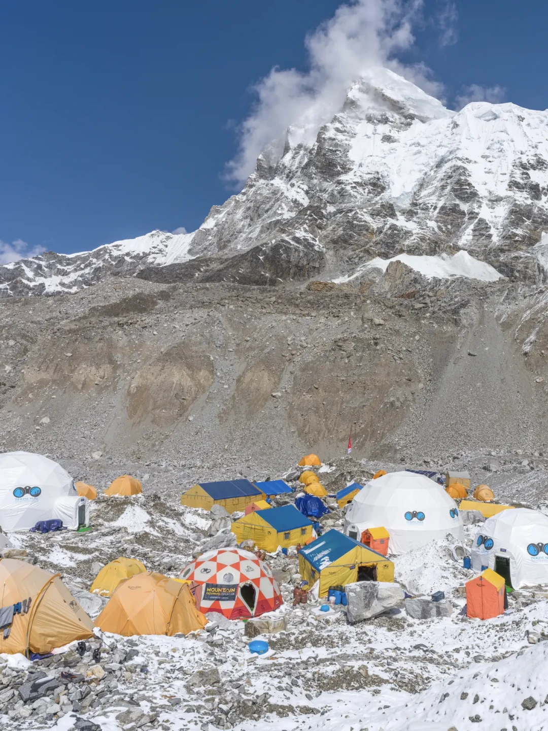 许可费涨了4000美元,人不降反增:珠峰南坡最挤登山季收官,观望2027的人该看这份成绩单了