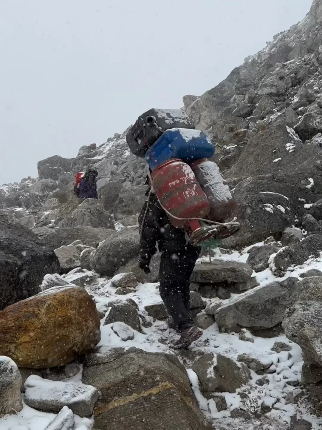 许可费涨了4000美元,人不降反增:珠峰南坡最挤登山季收官,观望2027的人该看这份成绩单了