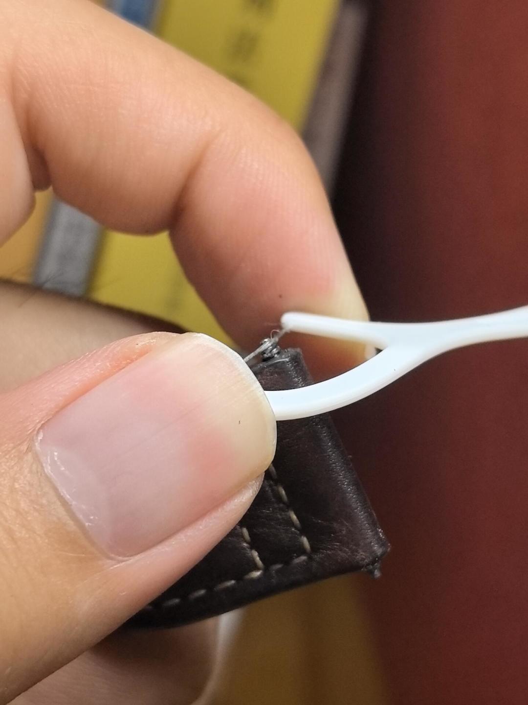万国的皮表带又闷又硬还老化快?别去专柜等几个月,换带有4条路
