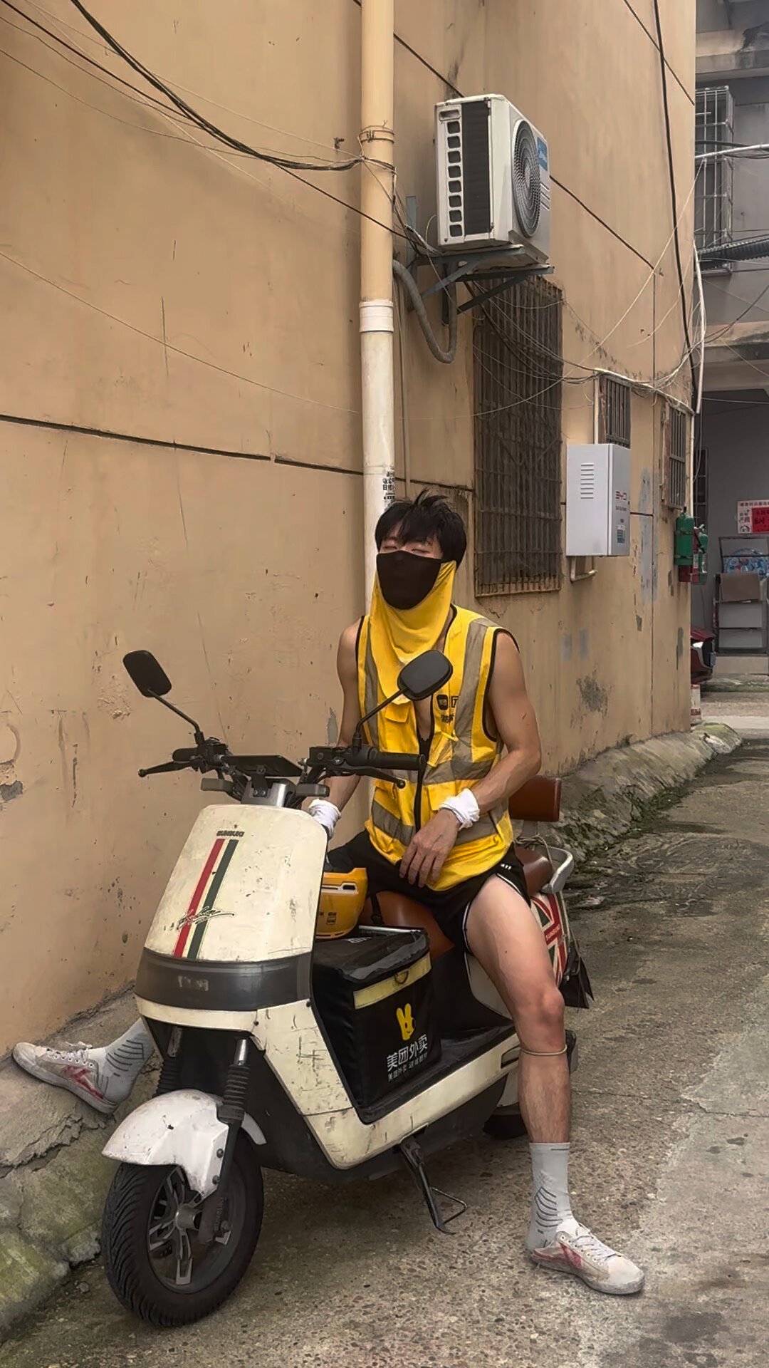 废土风穿搭火遍全网,但先别急着买一整套:它是最容易变成“次抛衣服”的风格