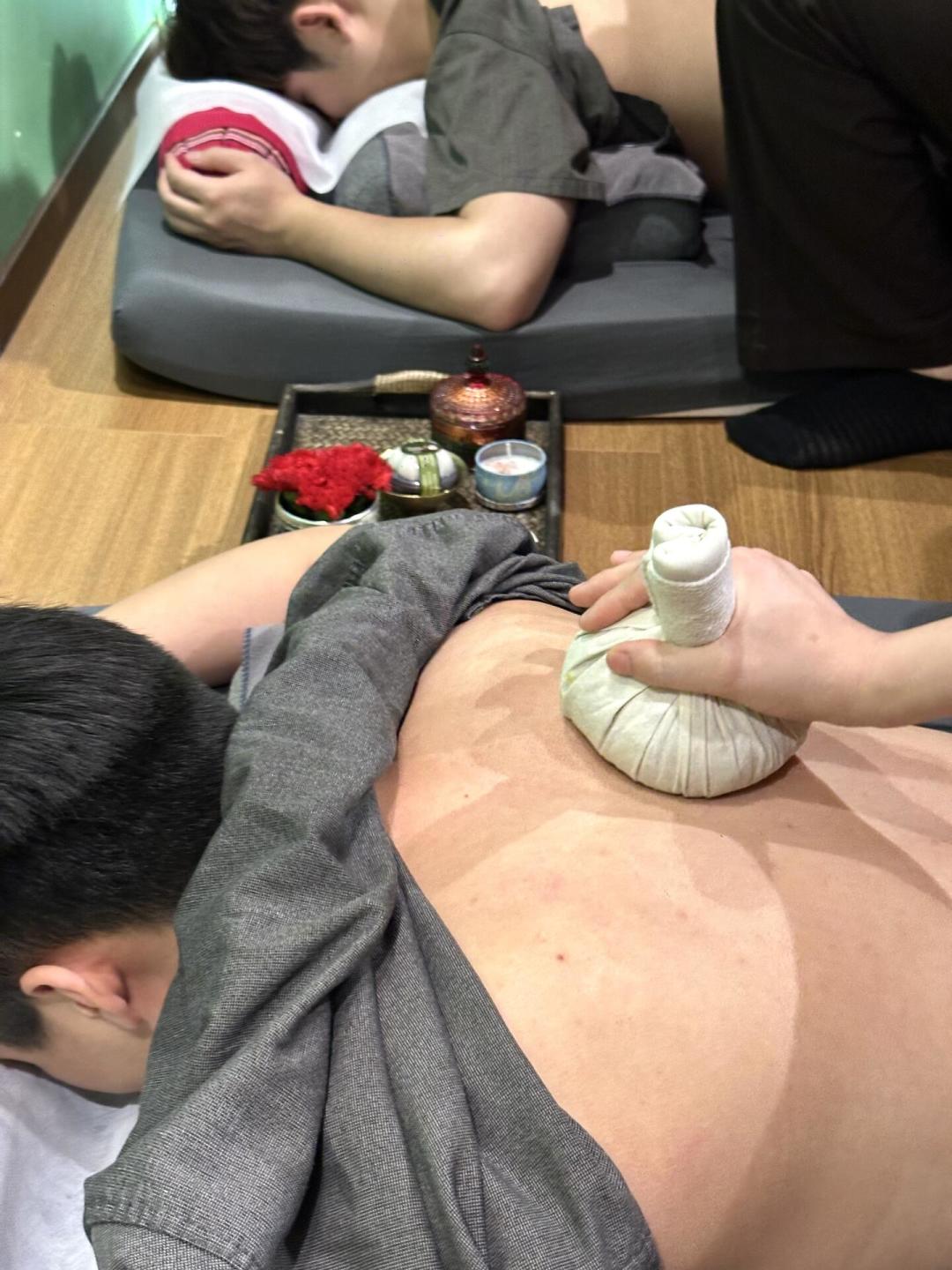 第一次泰式拉伸，好评和翻车都是真的：躺上按摩床前，先看这份自查指南
