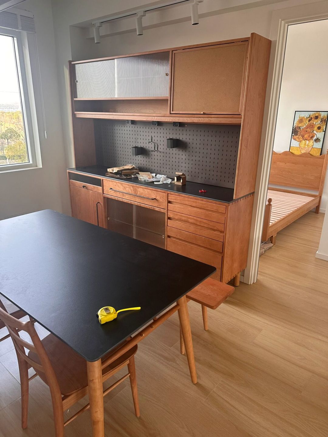 二黑、木墨、凡屋、小半,网红实木家具到底差在哪?翻完40多条长期使用评价,我们整理了一份混搭买法