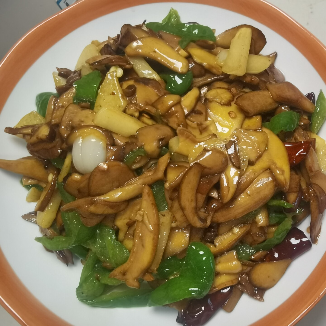 见手青炒几分钟才算安全?菌子季收尾前,把在家炒菌的风险线和做法一次讲清
