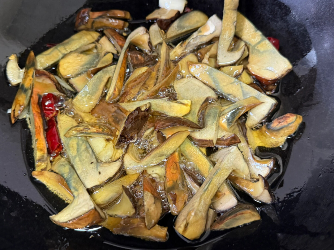 见手青炒几分钟才算安全?菌子季收尾前,把在家炒菌的风险线和做法一次讲清