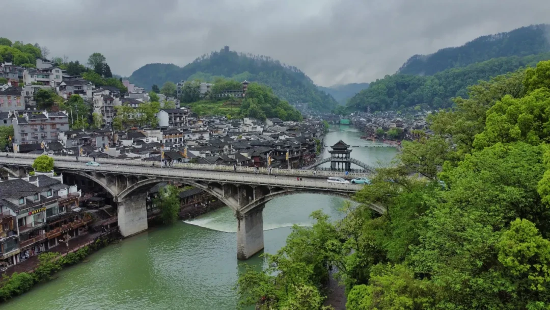 去凤凰古城拍苗服写真前先看完这篇:翻了20多条避雷帖,价格带、常见套路和维权路都整理好了