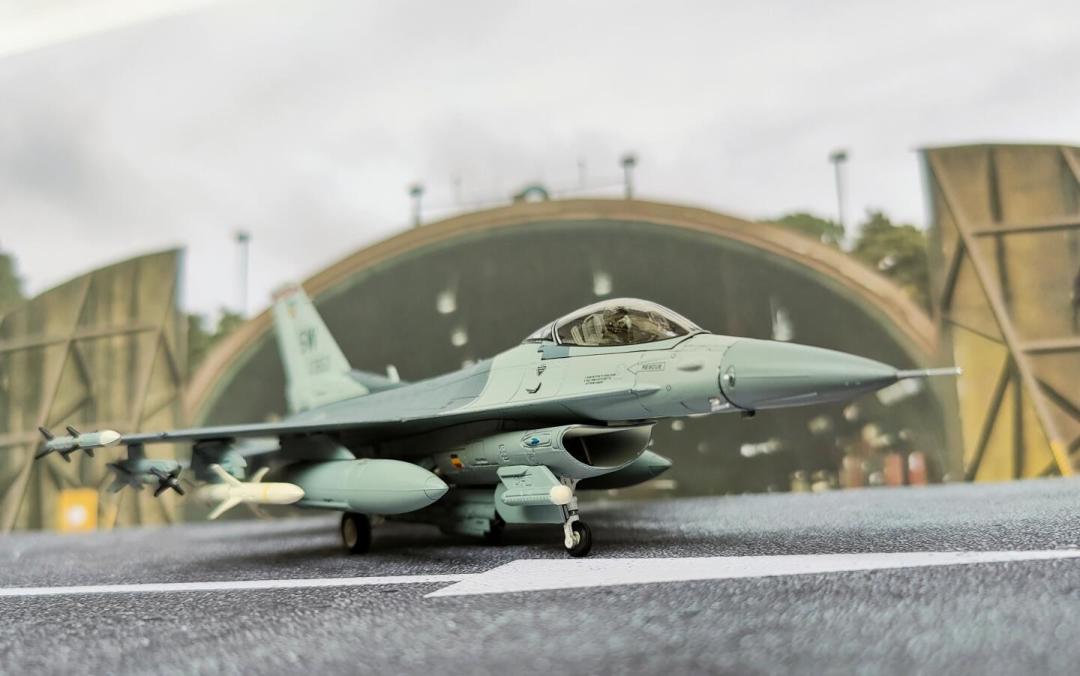 预订518元,现价738元:JC Wings这架“借模具”的1/72 F-16,涨完价还值得冲吗?