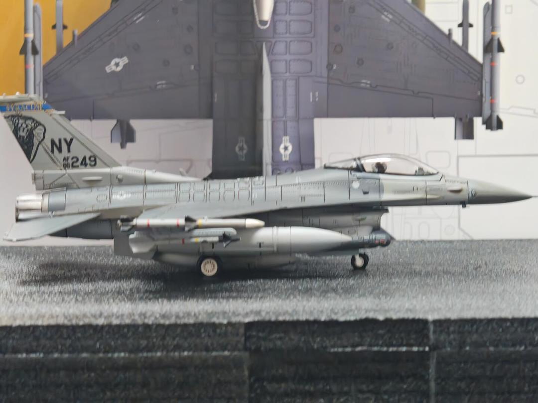 预订518元,现价738元:JC Wings这架“借模具”的1/72 F-16,涨完价还值得冲吗?