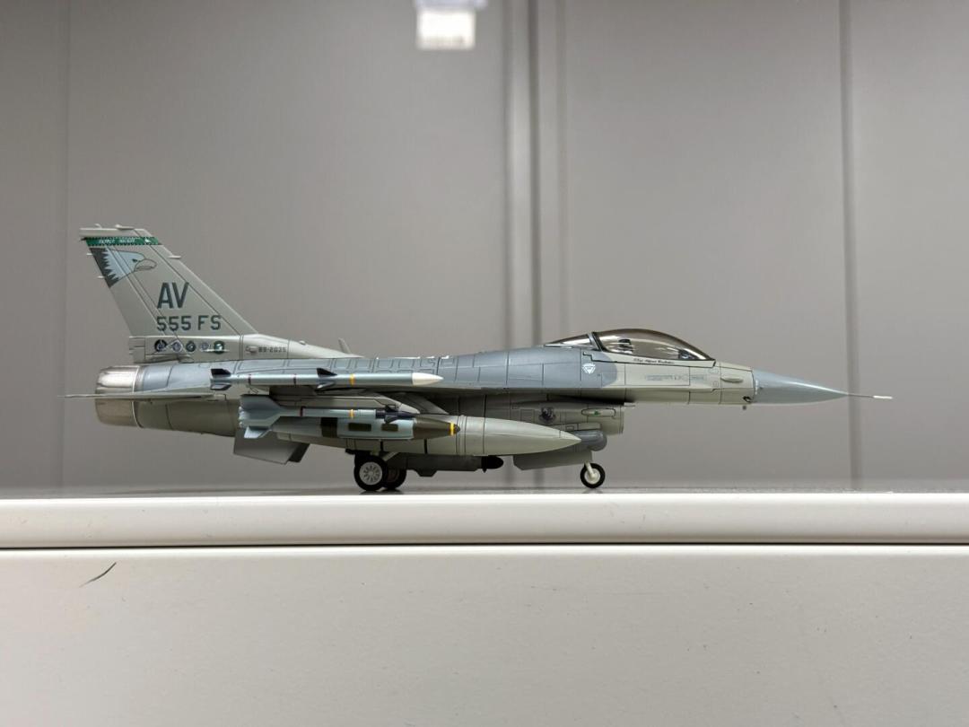 预订518元,现价738元:JC Wings这架“借模具”的1/72 F-16,涨完价还值得冲吗?