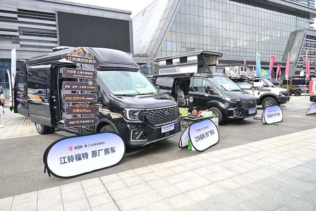 江铃E福顺挂上福特标出海:Transit City下线1000台启运,国内全顺用户该看懂这三件事